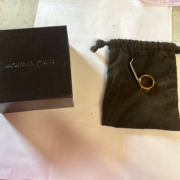 Michael Kors ring size 8. Comes with the bag and box - Picture 1 of 3